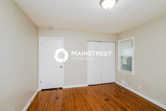 Building Photo - 4 Bedroom Pet-Friendly Home in Louisville,...