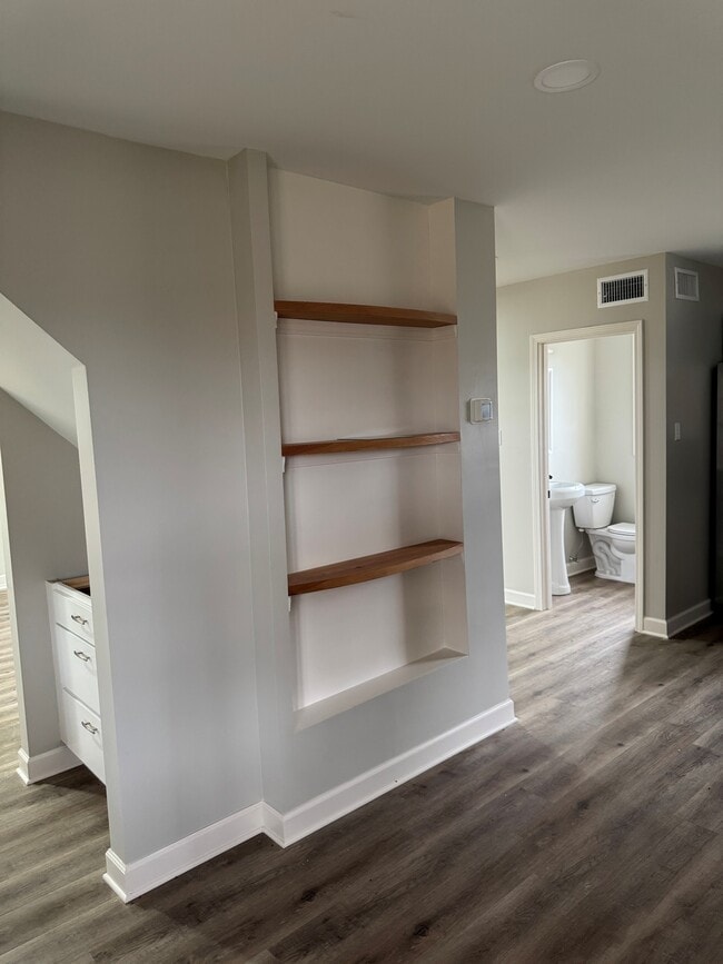 Building Photo - 205 Lakeview Rd