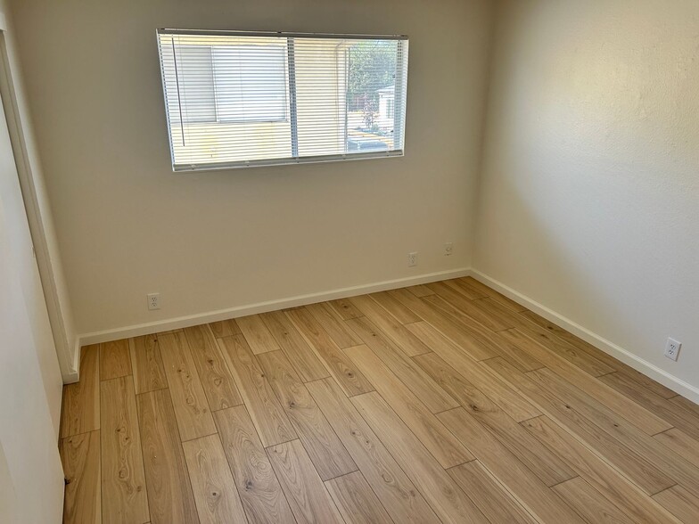 Building Photo - Maple 2