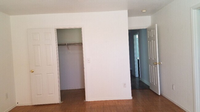 Building Photo - 10613 E Bogart Ave