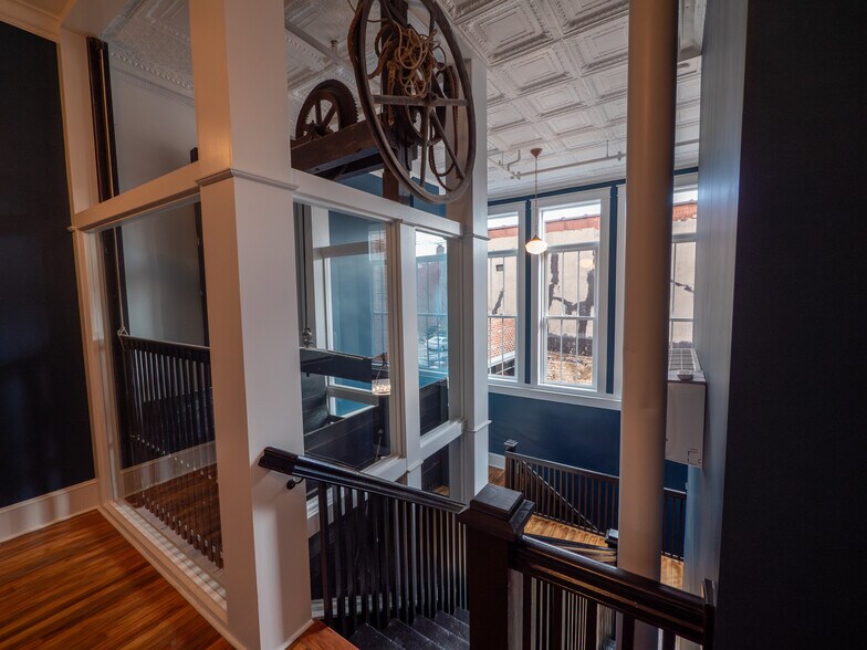 Building Photo - 121 N Main St