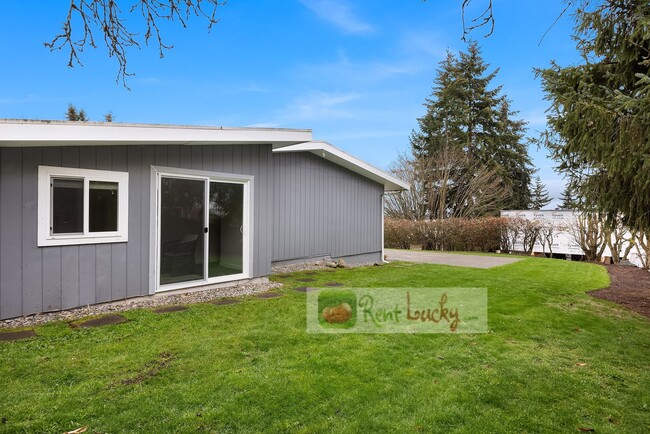 Building Photo - VIEWS, VIEWS, VIEWS!! Stunning & LARGE 4-B...