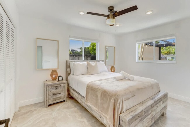 Building Photo - 2325 NE 195th St