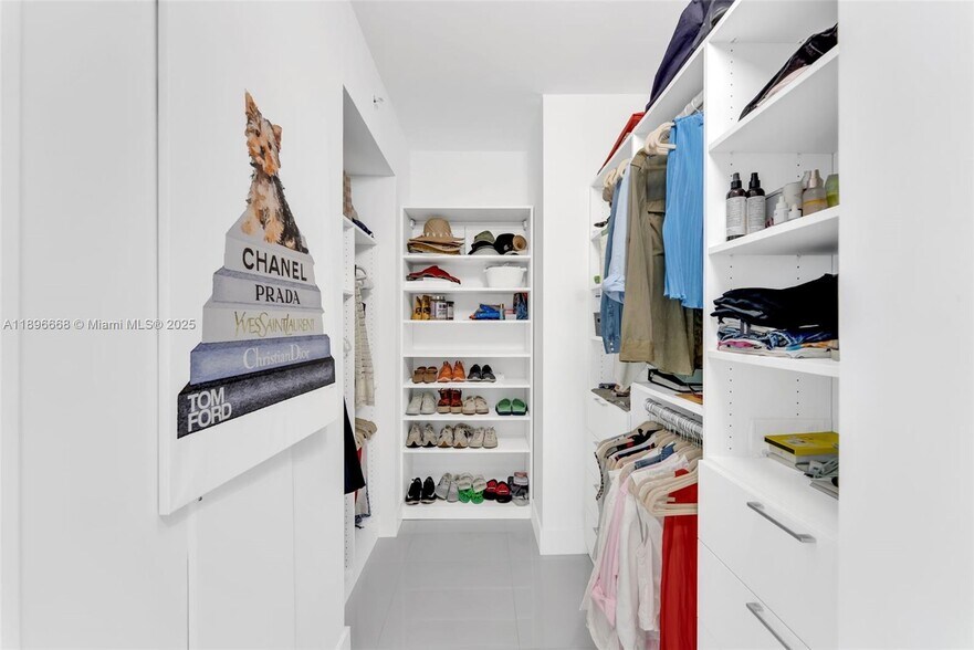 Building Photo - 1331 Brickell Bay Dr