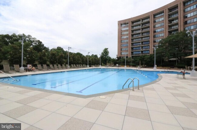 Building Photo - 1805 Crystal Dr