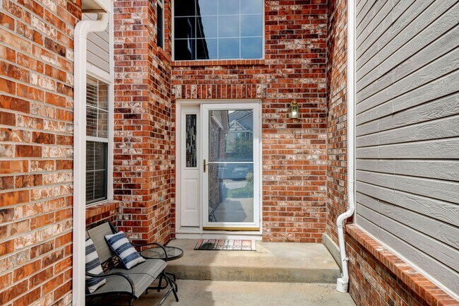 Building Photo - Beautiful luxury townhome style condominiu...