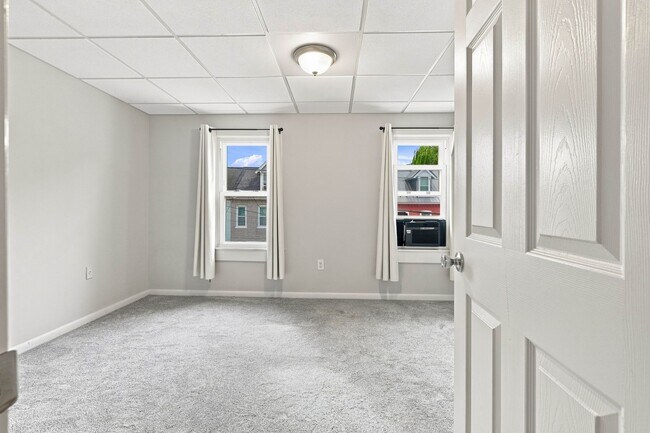 Building Photo - 550 Dauphin St