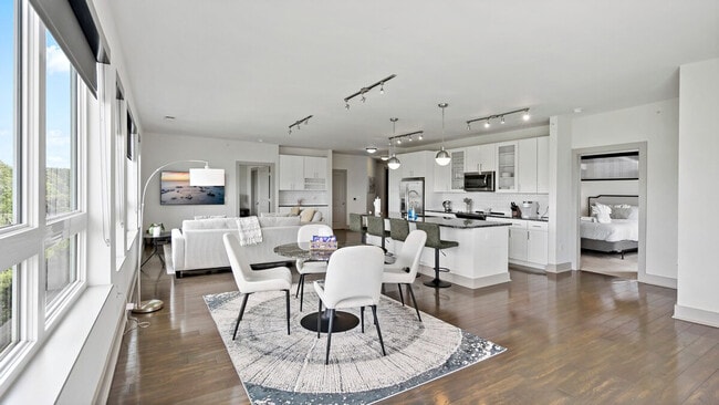 Building Photo - 7370 Montcalm Dr