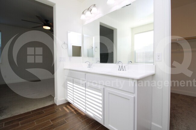 Building Photo - 624 E Vail Ln