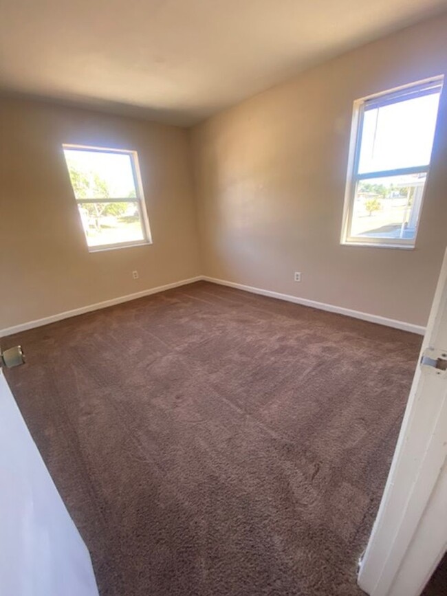 Building Photo - 2 Bed 1 Bath Home Pet Friendly With Washer...