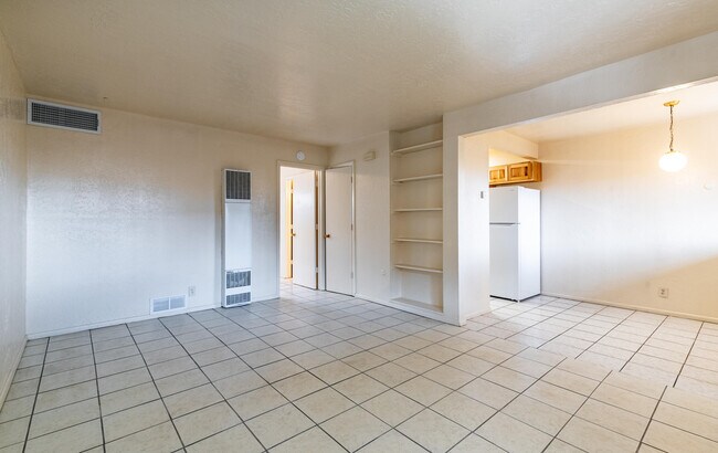 Building Photo - 206 Princeton Dr SE