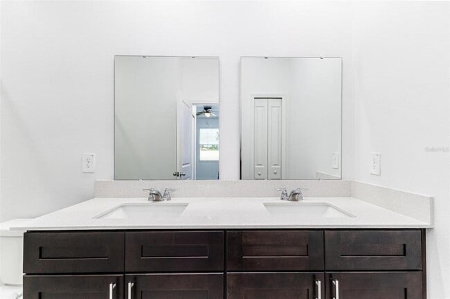 Building Photo - 1121 Deepwater Cir