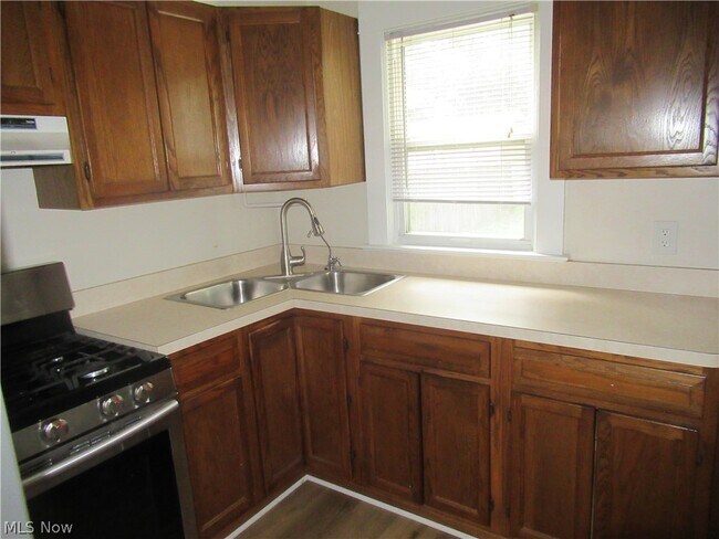 Building Photo - 1520 Ridgewood Ave