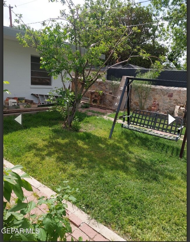 Building Photo - 301 Rose Ln