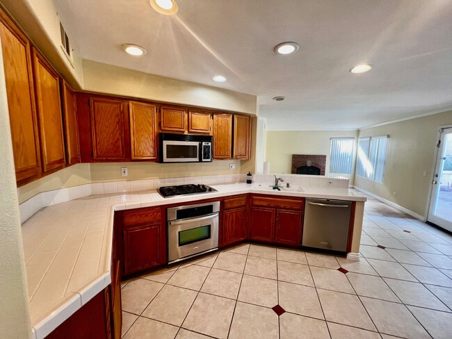 Building Photo - **3 Bedroom + Den & 3 bathroom Pool Home w...