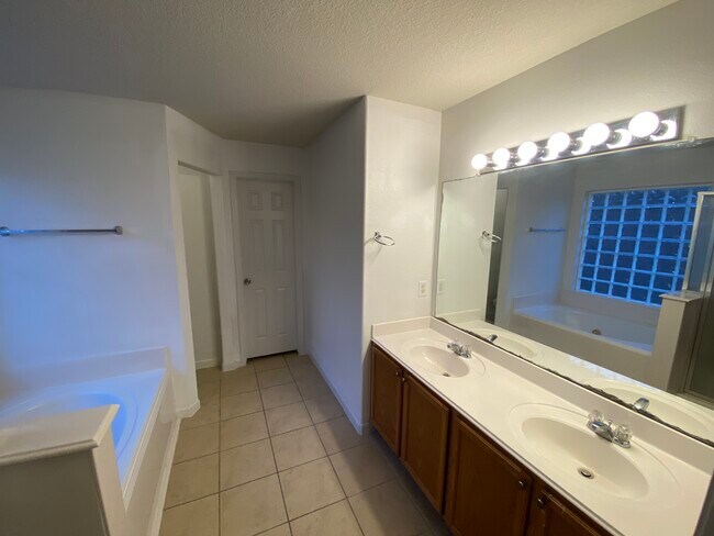 Building Photo - 16602 Grenada Falls Dr