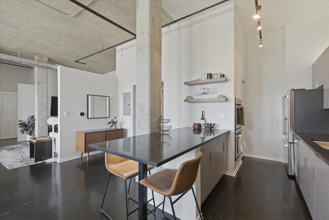 Building Photo - 900 N Kingsbury St