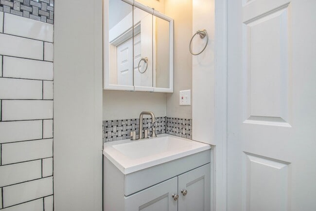 Building Photo - Spacious 4 Bedroom / 2 Bath Single-Family Home – Prime Location Near Downtown GR