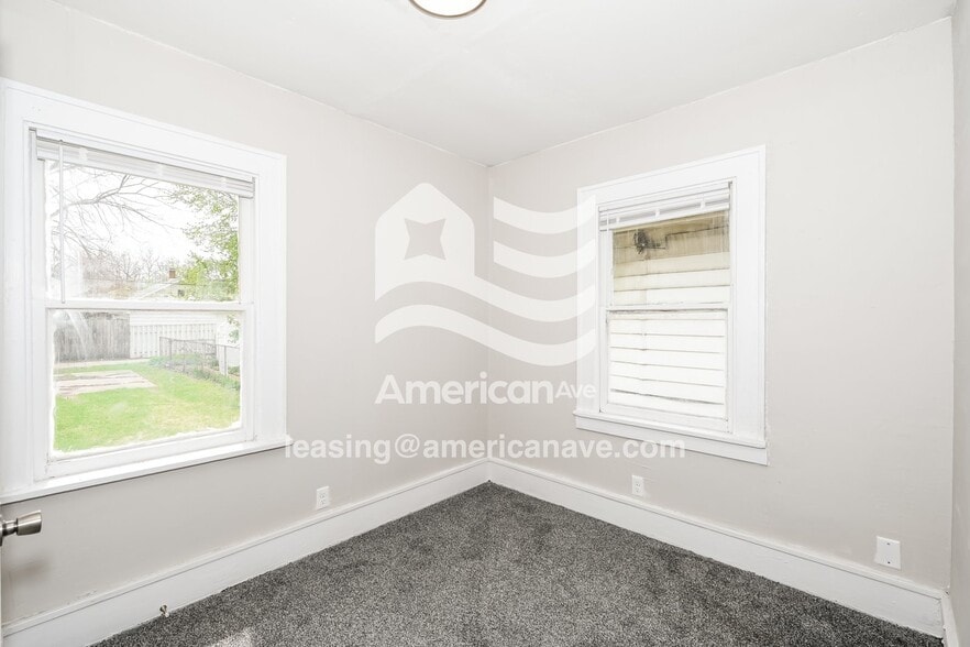 Building Photo - 2114 W Callender Ave