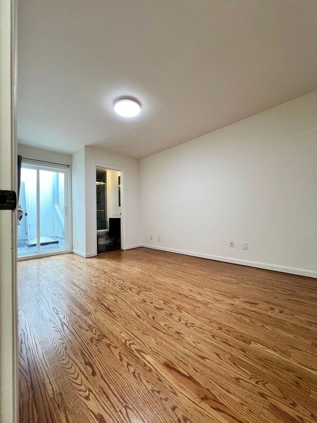 Building Photo - Charming Upstairs Unit in Desirable Parksi...