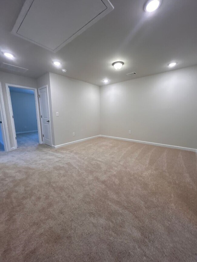 Building Photo - Townhome