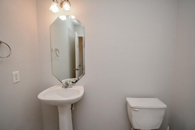 Building Photo - 2306 Ledgeway Ct