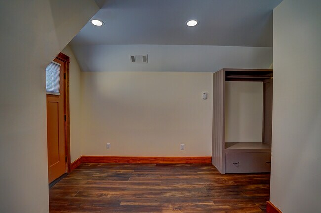 Building Photo - 1081 W 30th St