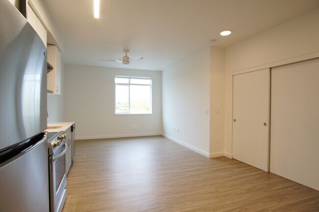 Building Photo - Modern 3rd Floor Studio with Condo-Grade Finishes & APP FEE SPECIAL!