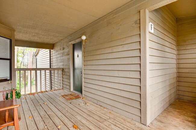 Building Photo - Beautifully remodeled one bedroom, one bath in Lake Wylie Woods!