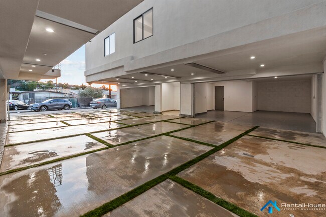 Building Photo - 2821-2822 Avenel St