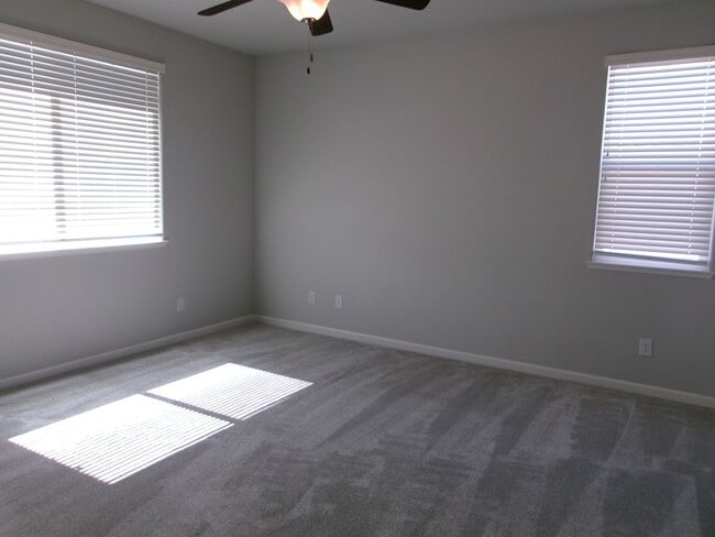 Building Photo - Beautiful 4 bedroom, 2-1/2 bath home in Wingfield Springs