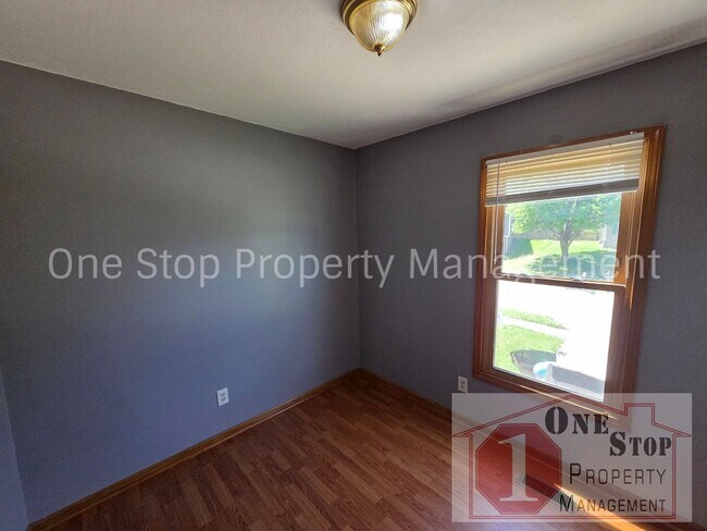 Building Photo - Charming Split Level 3 Bedroom Home in Kansas City!