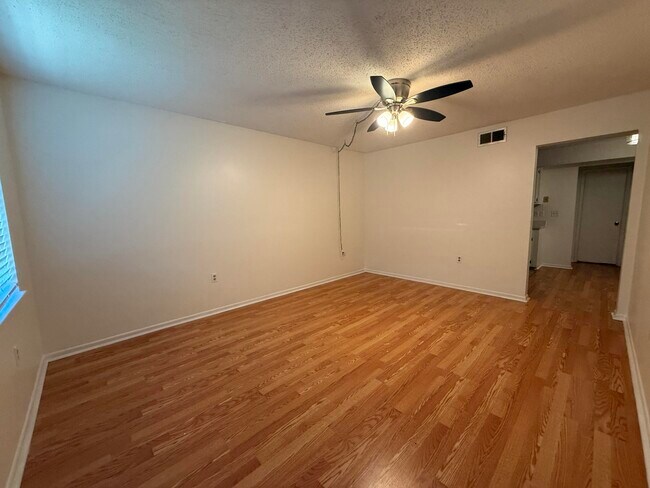 Building Photo - 537 Schneider Dr