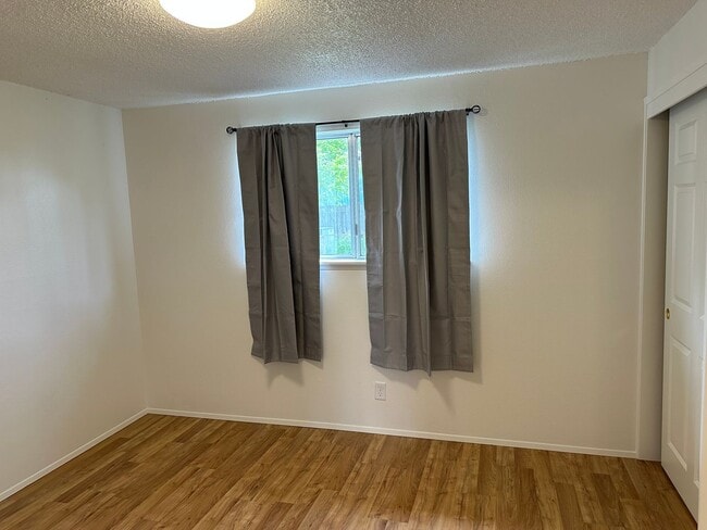 Building Photo - Updated 2 bed 1 bath dulpex in Springfield!