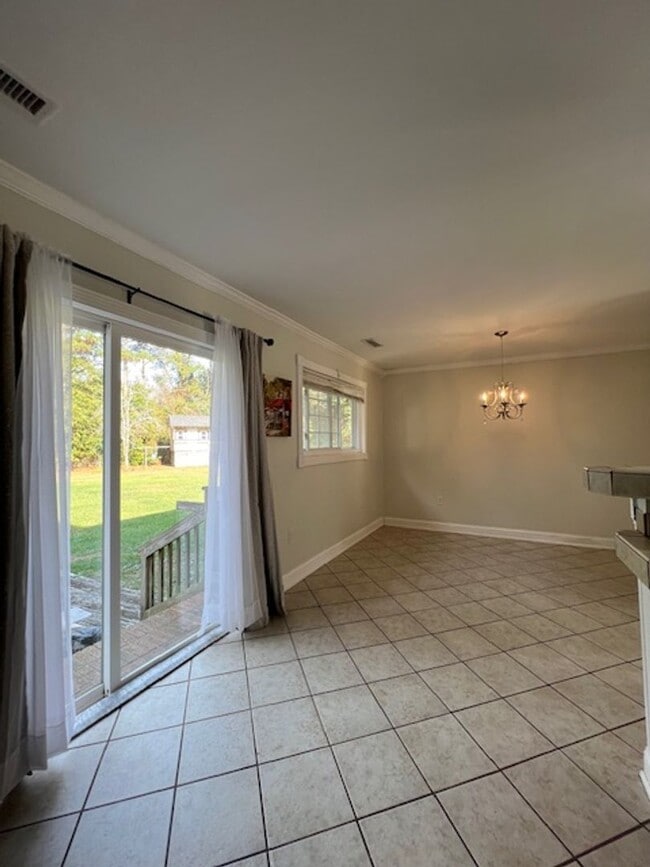 Building Photo - 3 Bedroom 3 Full Bath on 2 Acres