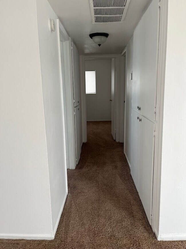 Building Photo - 728 Aster Ln