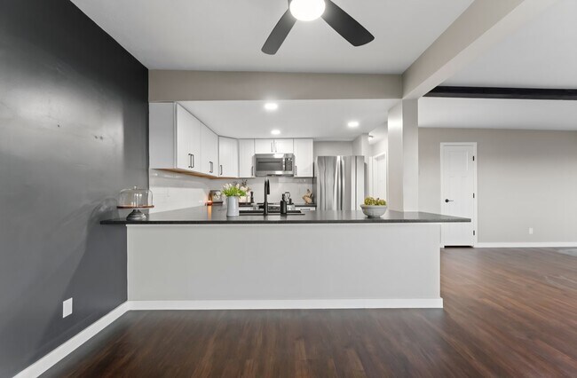 Building Photo - 605 W Crest Dr