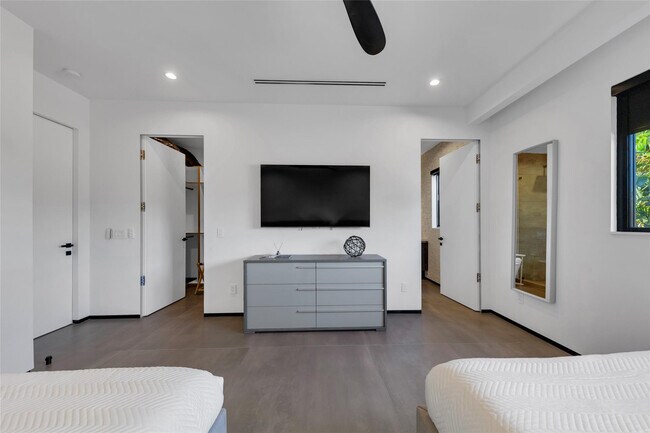 Building Photo - 727 NE 17th Way