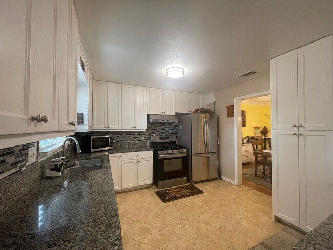 Building Photo - BEAUTIFUL 4 BED / 2.5 BATH SF IN COVENTRY