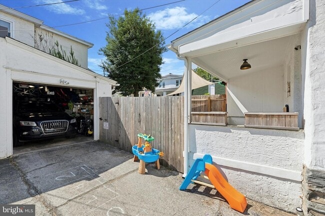 Building Photo - 322 Woodbine Ave