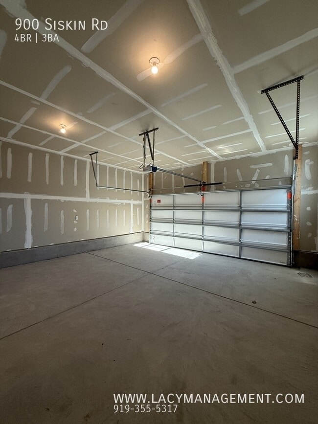 Building Photo - 900 Siskin Rd