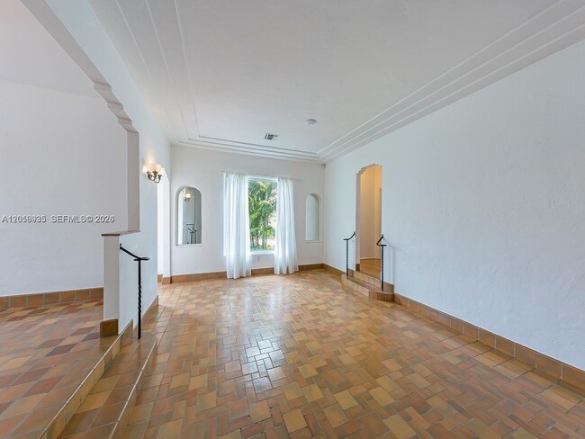 Building Photo - 1082 NE 89th St