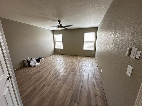 Building Photo - 2911 E Cherry Hills Dr