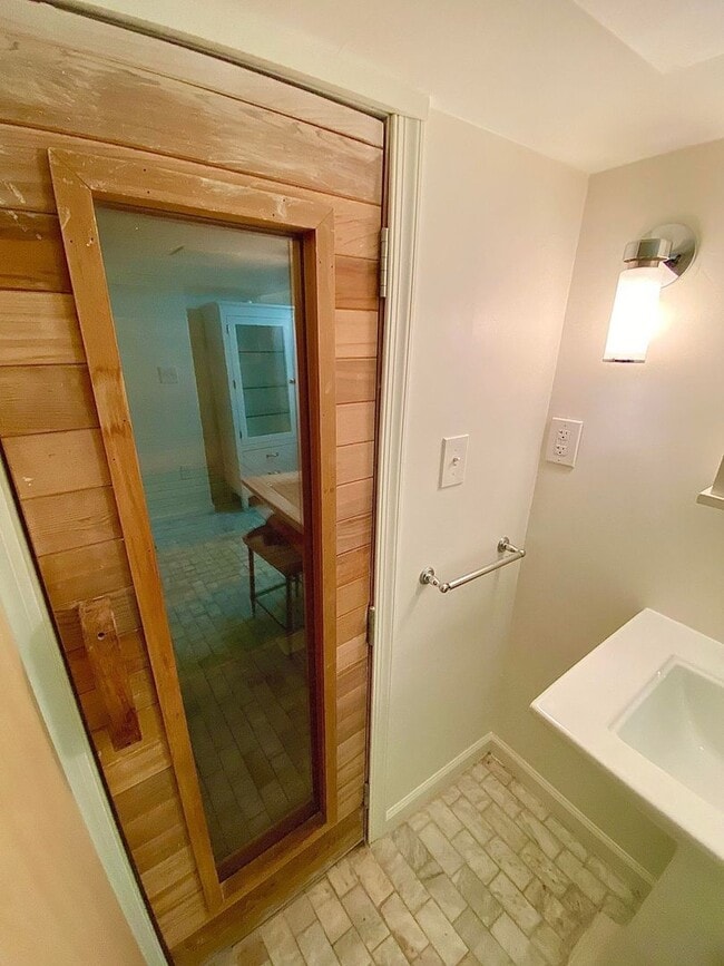 Building Photo - Stunning 4 Bed/3.5 Bath Historic Home - Be...