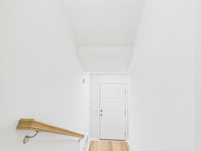 Building Photo - 642 Brookwood Glen Terrace