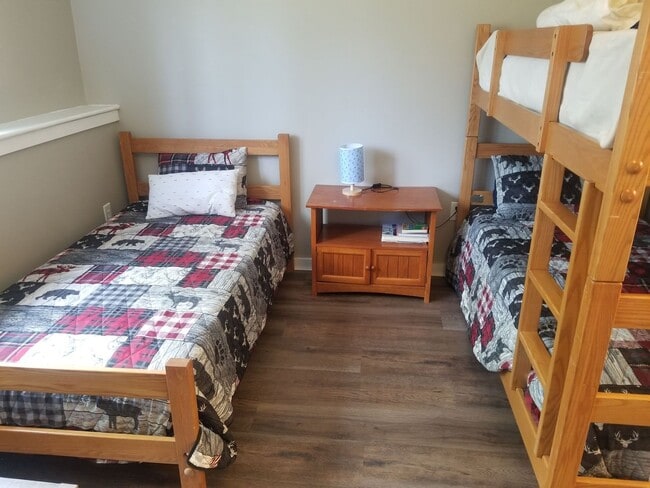 Building Photo - $1,800 - 2 Bed, 2 Bath Furnished SUMMER 6 month seasonal available 4/15