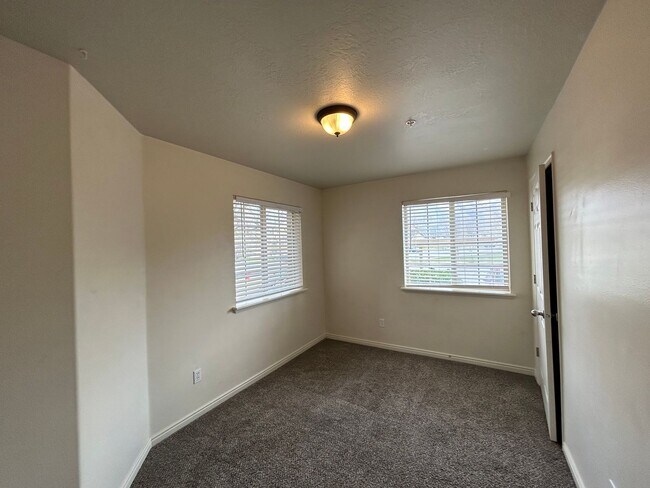 Building Photo - 3 Bedroom 2.5 Bathroom Condo-Pool-Clubhous...