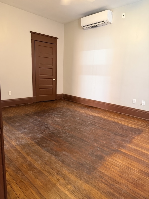 Building Photo - 604 W 3rd St