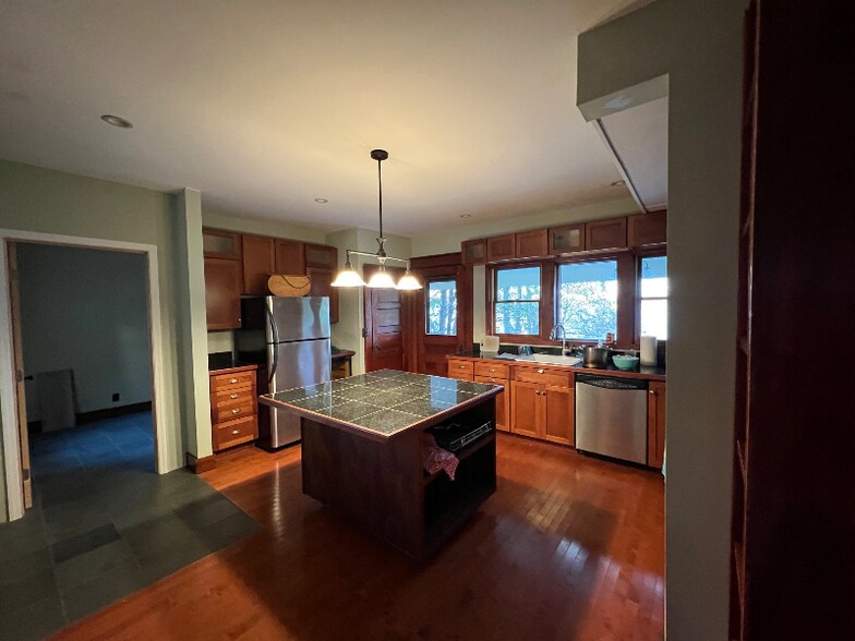 Building Photo - 2260 Lake Shore Rd