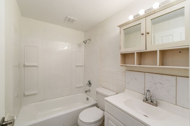 Building Photo - Updated 4 Bedroom, 2 Full Bath Ranch Home!!